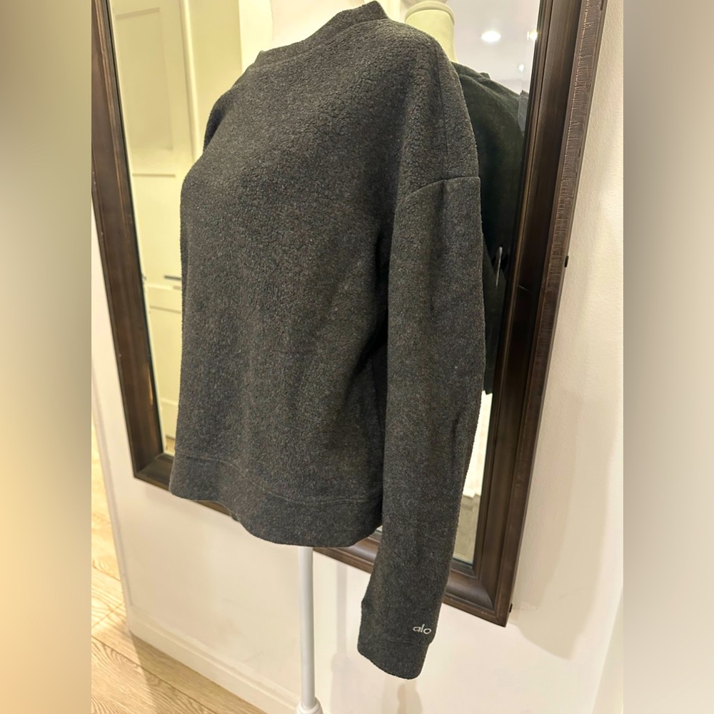 Alo cozy grey sweatshirt. Size medium. Worn a few times.